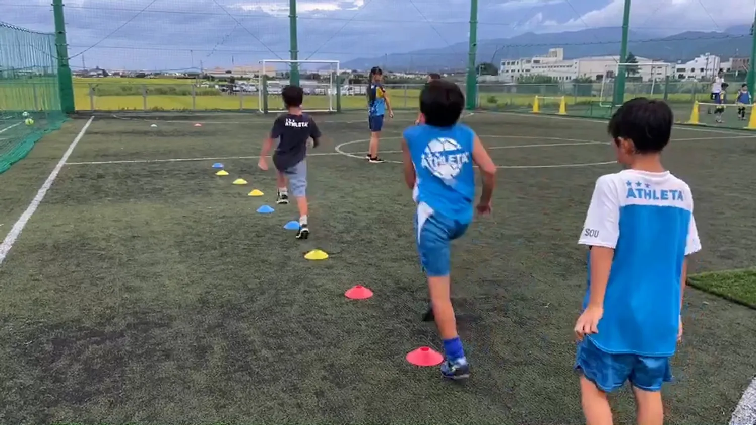 小田原陸上スプリントスクール　チューブトレーニング　挟み込み